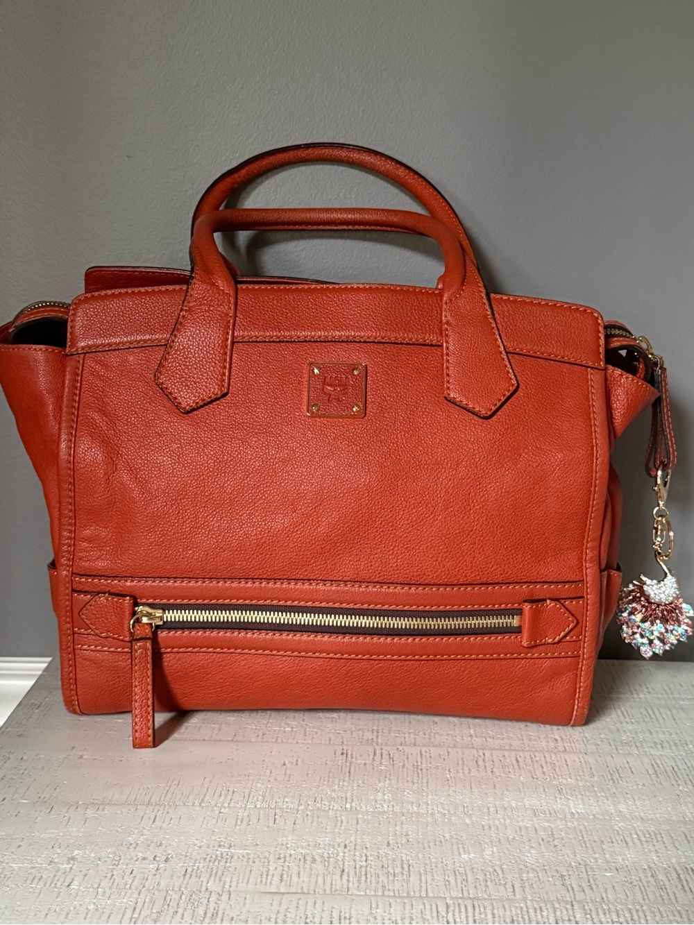 👜 MCM Cognac Pebbled Leather Satchel – Classic Luxury - Picture 2 of 7